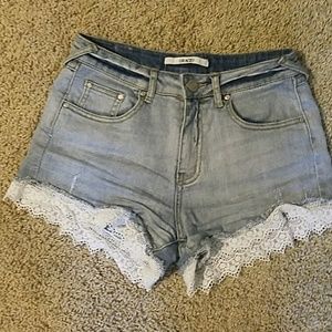 Lightwash denim shorts with lace